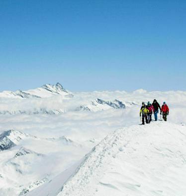 Am Gipfelgrat des Großvenedigers, im Hintergrund der Großglockner