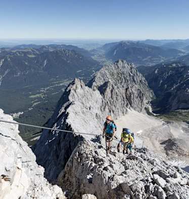 Ein beeindruckender Ausblick: die Zugspitze (2.962 m, ganz rechts) und das Zugspitzmassiv, vom Wank aus gesehen.