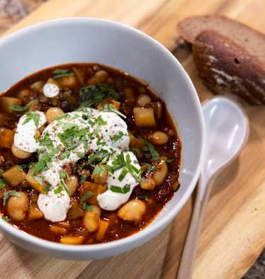 Frisch angerichtet: Linseneintopf mit weißen Bohnen und Speck