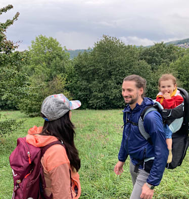 Thule Sapling Kraxe mit Wanderern