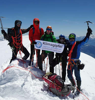 Die Gründer der Initiative climbersforfuture.com auf dem Gipfel des Mont Blanc