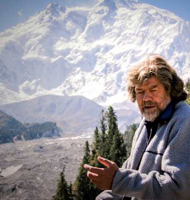 Reinhold Messner vor dem Nanga Parbat