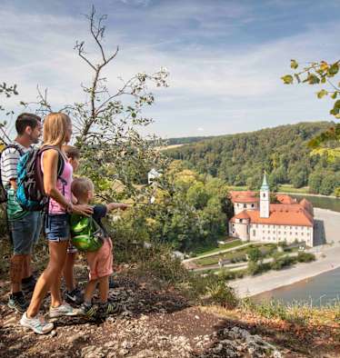 Blick vom Jurasteig auf das Kloster Wellenberg am Donaudurchbruch