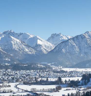 Blick über das winterliche Oberstdorf im Allgäu
