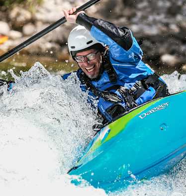 Kanufahrer im Wildwasser