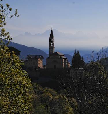 Cibiana di Cadore, im Hintergrund die Grenzberge zum Friaul
