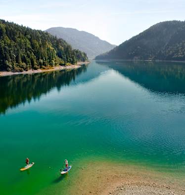 Zwei Sportler alleine am See.