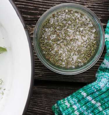 Selbstgemachtes Kräuter-Fußbad