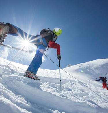 Skitourengeher bei einer Spitzkehre