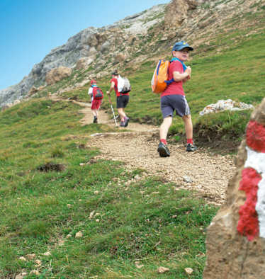 Kinder wandern in den Dolomiten