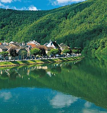 Malerisch liegen die Häuser von Monthermé am Ufer der Maas.