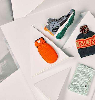 Wintersneakers, Fäustlinge und Mütze für Spaziergänge und kleine Wanderungen im Winter