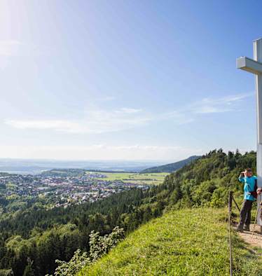 Am Donauberglandweg - Wanderer am Aussichtsberg Kehlen