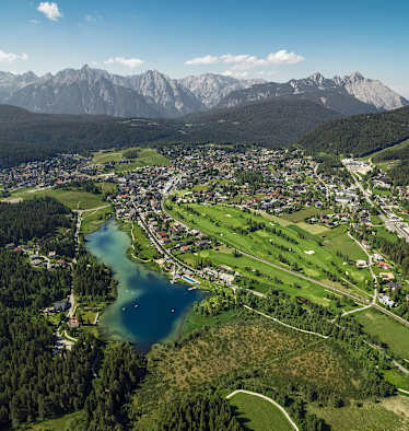 Blick auf Seefeld in Tirol mit Wildsee und Golfplatz