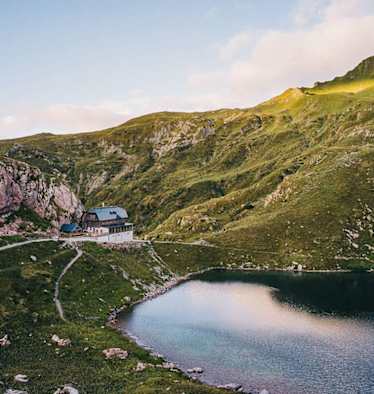 Der Wolayersee mit der Wolayerseehütte (1.951 m) im sanften Abendlicht