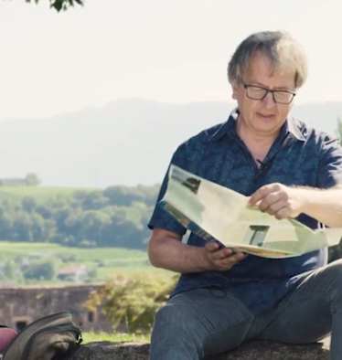 Hans Zippert studiert die Müggelberge