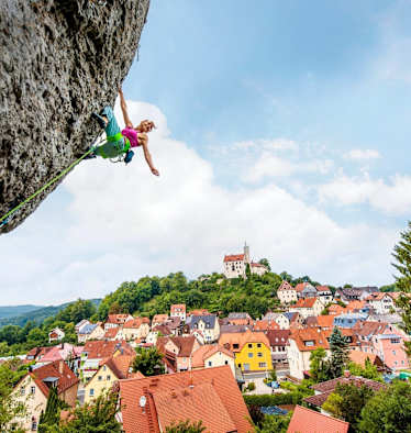 Angy Eiter klettert die 17 Meter lange „Supernase“ am Gernerfels in Gößweinstein. Der Fels gilt als fränkischer Klassiker – auch wegen des überragenden Ausblicks, wenn man oben ist.