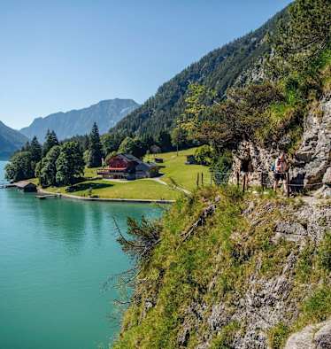 Eine Almhütte die direkt am Achensee liegt