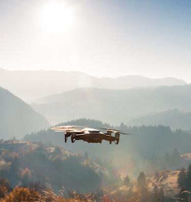 Drohnenflug in den Bergen Bestimmungen