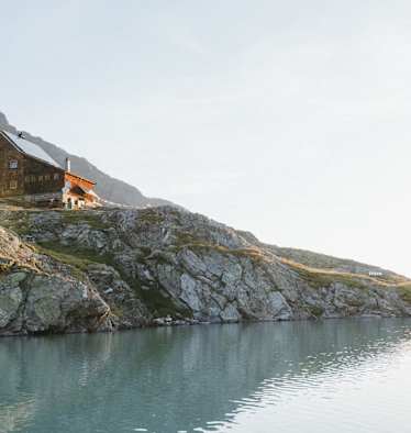 Am Ufer des Gradensees steht die Adolf-Noßberger-Hütte. 
