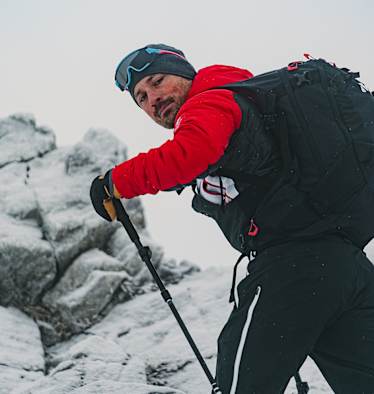 Der Profi-Snowboarder Alex Payer kennt einige gute Tipps, wie man sich für die Skitourensaison vorbereitet.
