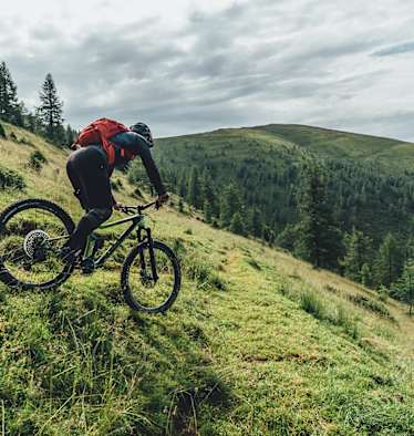 Alex Payer weiß genau, was du für deine ausgiebigen Radtouren brauchst: Die richtige Stärkung für zwischendurch bekommst du mit den Loidl Salamisnacks.