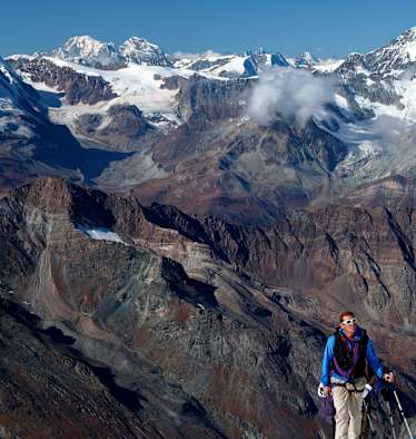 Bergführer im Aufstieg aufs Allalinhorn in der Schweiz