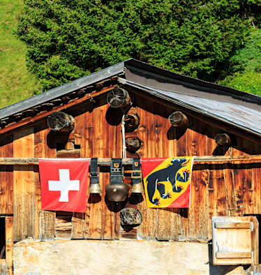 Sommer auf der Alp: Almhütte im Berner Oberland