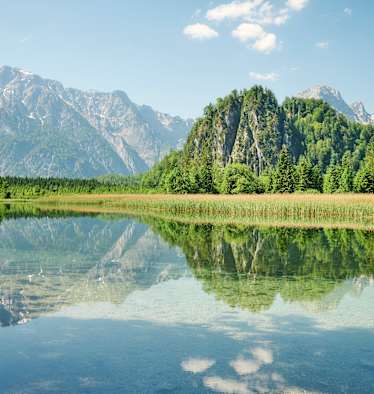 Der Almsee in Grünau im Almtal mit dem Toten Gebirge im Hintergrund