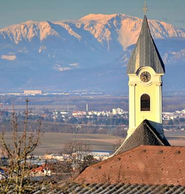 Die Pfarrkirche Hornstein am Westhang des Leithagebirges mit Blick zum Schneeberg