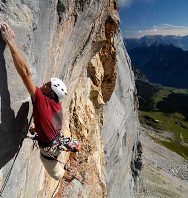 Südwand der Schüsselkarspitze im Tiroler Wettersteingebirge ist berühmt-berüchtigt für ihre anspruchsvollen Alpinrouten
