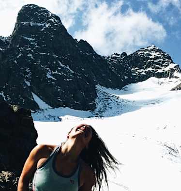 Ana Zirner auf der sechsten Etappe ihrer Alpenüberquerung in Graubünden