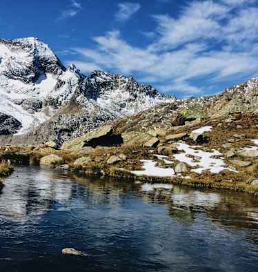Tessin: Blick auf Bergektte und Bergsee