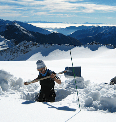 Glaziologin Andrea Fischer bei der Arbeit am Gletscher