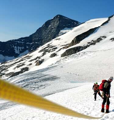 Angeseilt am Gletscher: Lange Abstände und gespanntes Seil.