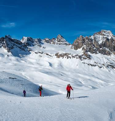 Skitourengeher im Aostatal in Italien