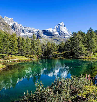 Der Lago Blu mit toller Sicht auf das Matterhorn im Aostatal in Italien.