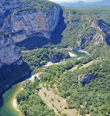 Auf 125 km schlängelt sich die Ardèche durch den gleichnamigen Naturpark.