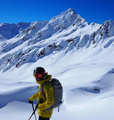 Wintersportler im Gelände: Freeriden am Arlberg