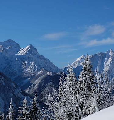 Skitour auf den Dovška Baba in Slowenien: Blick in die Julischen Alpen mit dem Triglav