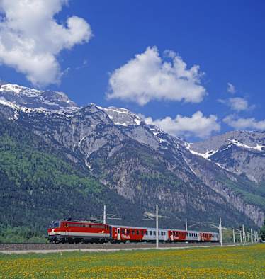 Zug vor Bergpanorama in Salzburg