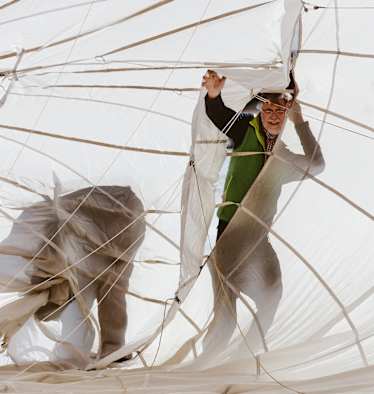 Wolfgang Nairz bereitet den Ballon vor.