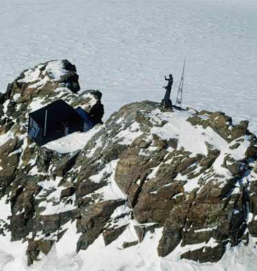 Balmenhorn im Monte-Rosa-Massiv mit Christusstatue und Biwak