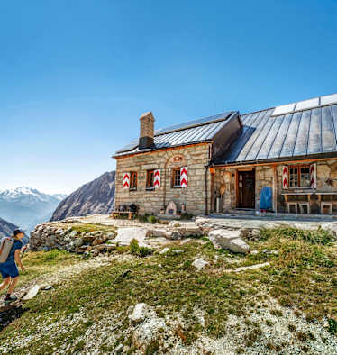 Der Bergsteiger erreicht die Hütte.