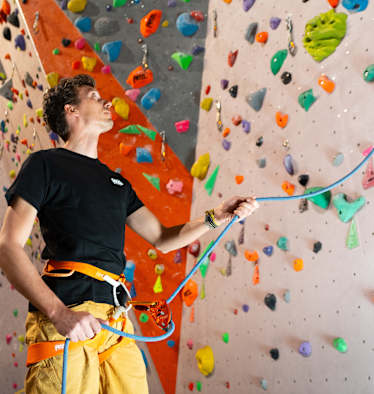 So sicherst du beim Sportklettern richtig: in der Halle und am Fels