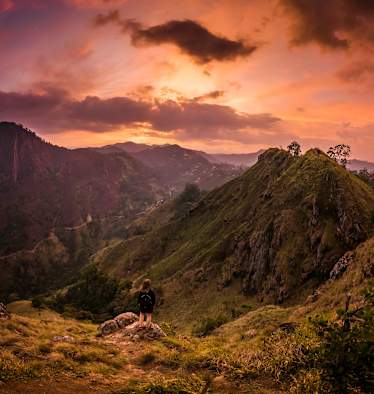 Natur: Frau vor Bergpanorama