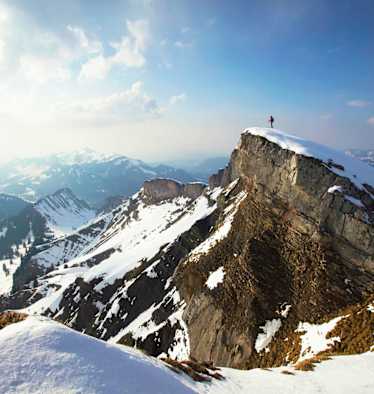 Österreich: Bergsteiger vor Alpenpanorama