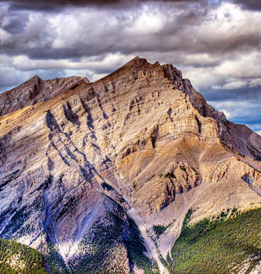 Felsiger Berg unter lila Himmel