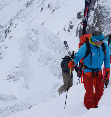 Alpine Jobs: Bergführer mit Gruppe auf Skitour