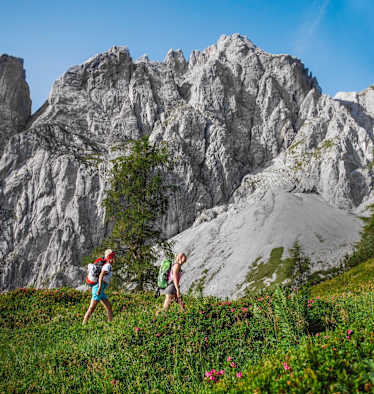 Zwei Bergsteiger am Weg zum Gipfel.